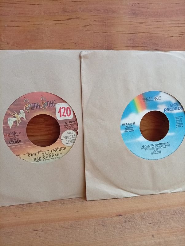 Dos discos simples: Bad Company "Can't Get Enough" (1974) y Golden Earring "Radar Love" (1973)