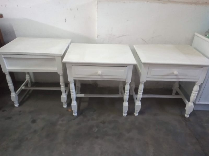 Lote siguiente: Mesas de luz para hogar