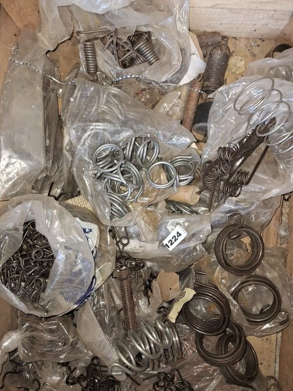 Lote siguiente: Lote de resortes y accesorios metálicos