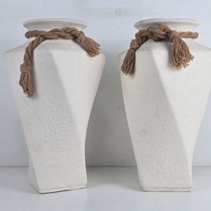 Par de Jarrones Decorativos Altos Blancos con Detalle de Soga - imagen 2