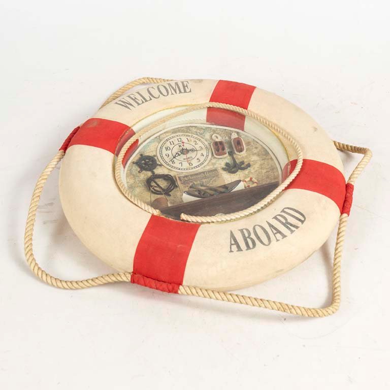 Lote siguiente: Reloj salvavidas moderno con diseño marino y accesorios