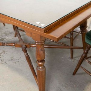 Mesa de Comedor Estilo Windsor con Cuatro Sillas y Almohadones - imagen 3