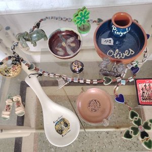Lote de Adornos Varios: Elefante de Piedra, Cerámicas y Souvenirs - imagen 3