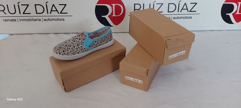 Lote anterior: Zapatos de tela azul con diseño colorido