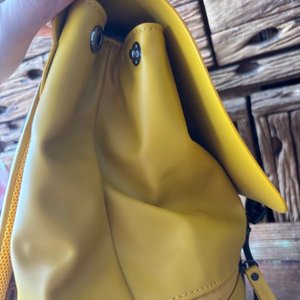 Mochila Amarilla Gastón Luga Splash 13" Impermeable - imagen 7