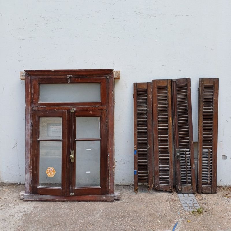 Lote anterior: Ventana con dos hojas batientes y postigos en cedro