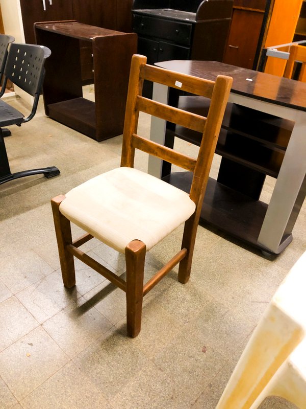 Silla de Madera Clara con Asiento Tapizado