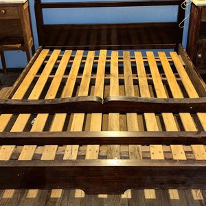Lote siguiente: Cama Antigua de Madera Oscura para Dos Plazas