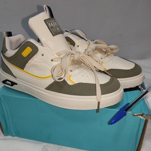 Lote anterior: Zapatillas Deportivas Unisex Eco Cuero Náutico Beige y Verde Talle 40