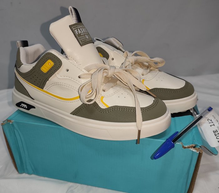 Zapatillas Deportivas Unisex Eco Cuero Náutico Beige y Verde Talle 40