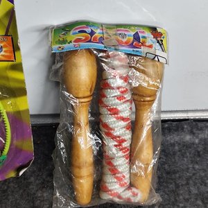 Lote de 6 Juguetes Antiguos: Trompo, Saltador y Mini Naipes - imagen 2