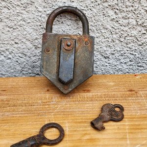 Lote anterior: Candado Antiguo de Hierro con Dos Llaves