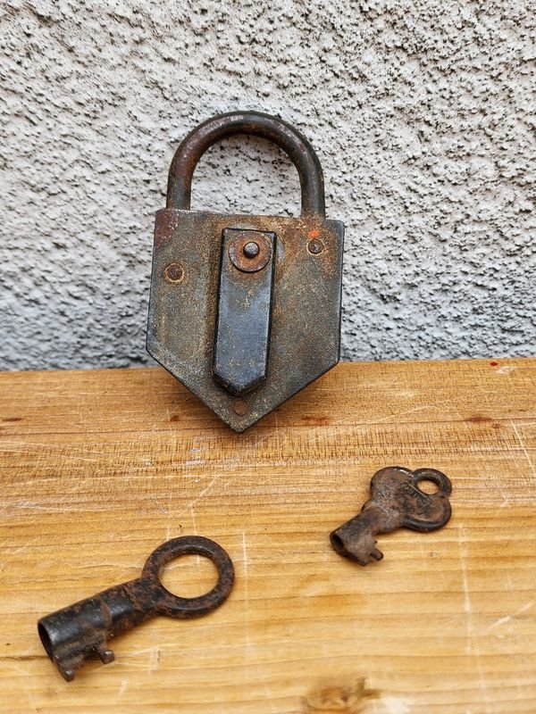 Candado Antiguo de Hierro con Dos Llaves