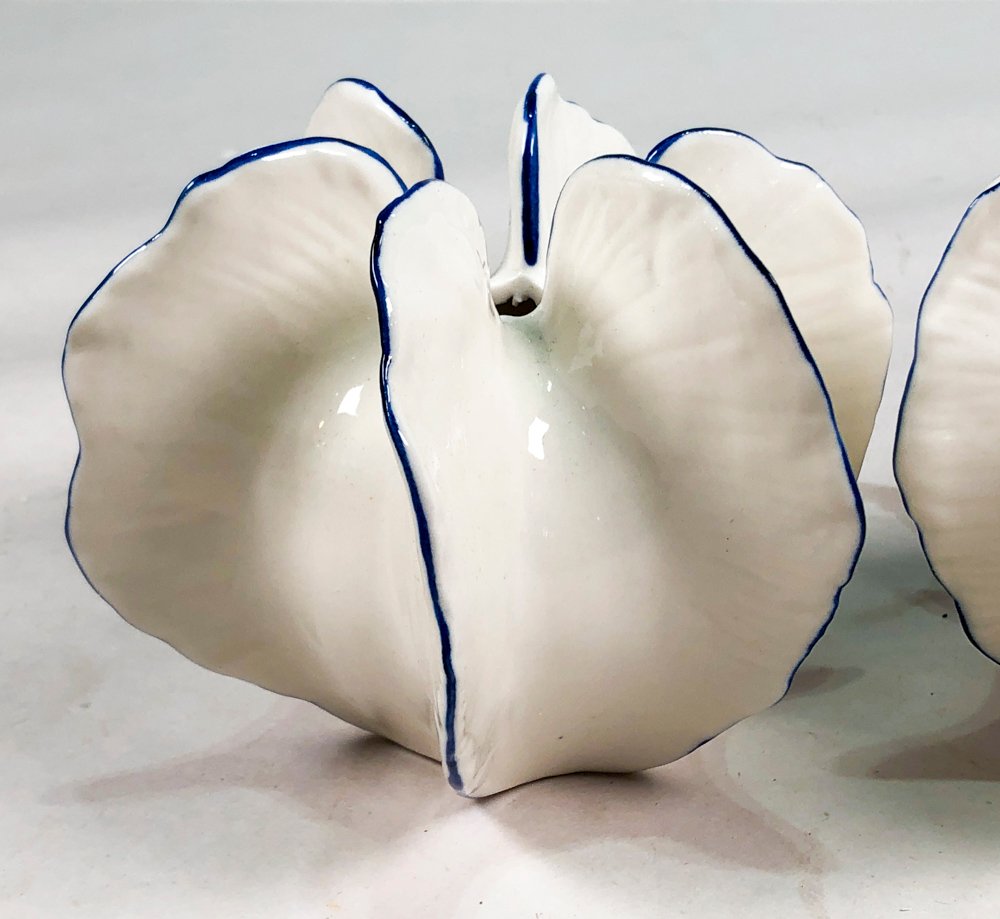 Dos floreros en porcelana blanca con guardas azules - imagen 2