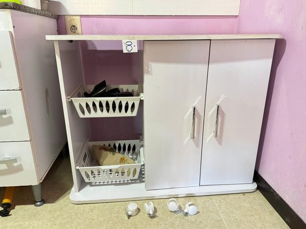 Mueble Blanco con Reparticiones y Estantes - imagen 3