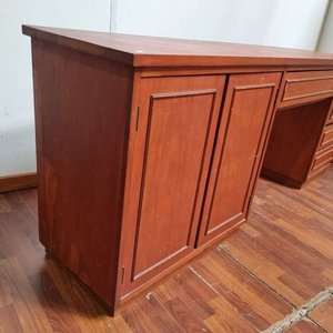Escritorio de madera rojiza con puertas y cajones - imagen 3