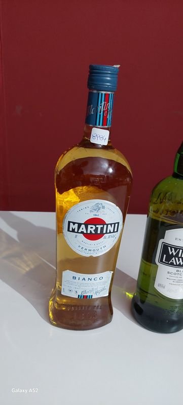 Bottles de whisky y Martini - imagen 3