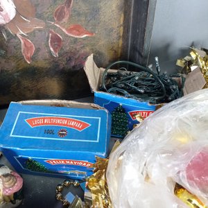Lote Variado: Mesa de Desayuno Pintada a Mano y Adornos Navideños - imagen 5