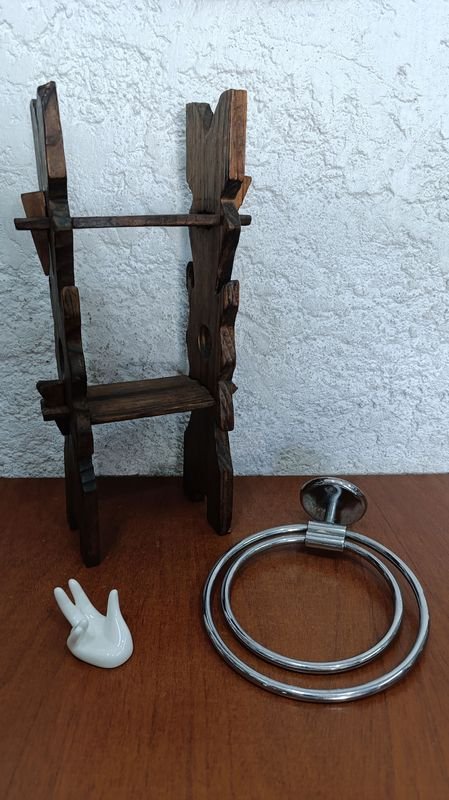 Lote anterior: Repisa en madera con toallero doble
