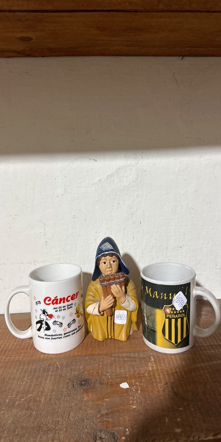 Tazas con adorno de figurina y logos