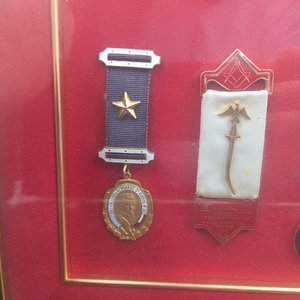 Cuadro con 10 Medallas Masónicas Diversas - imagen 5