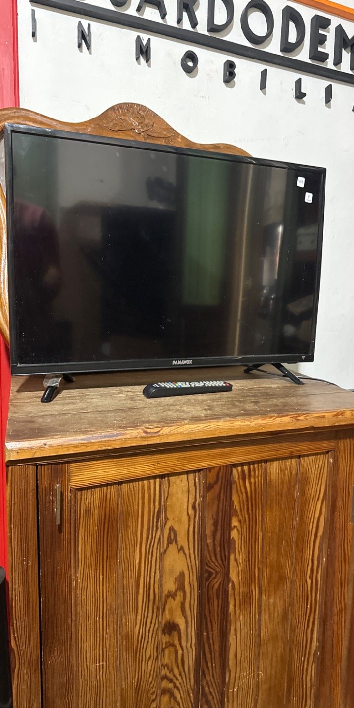 Televisión de pantalla plana en buen estado