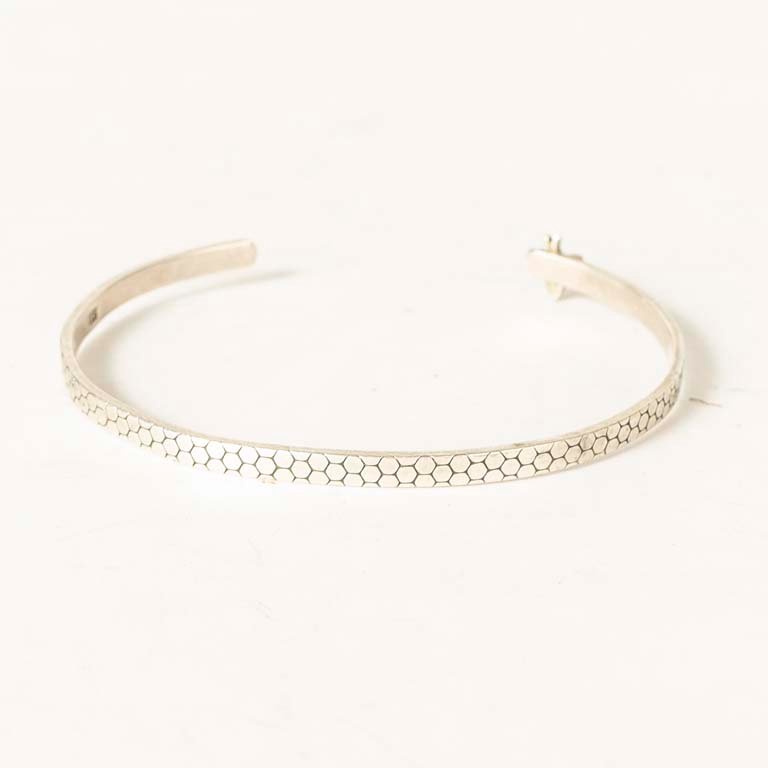 Pulsera Abierta de Plata con Diseño Geométrico