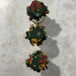 Set de 3 Botellas de Vidrio Decoradas a Mano con Tapas de Tela Estampada - imagen 3