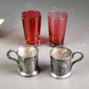 Lote de 9 piezas: Copitas metálicas caladas y shots de cristal ruby con soportes - imagen 10