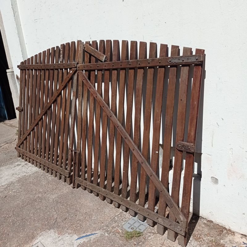Portón de dos hojas en madera dura para venta - imagen 2