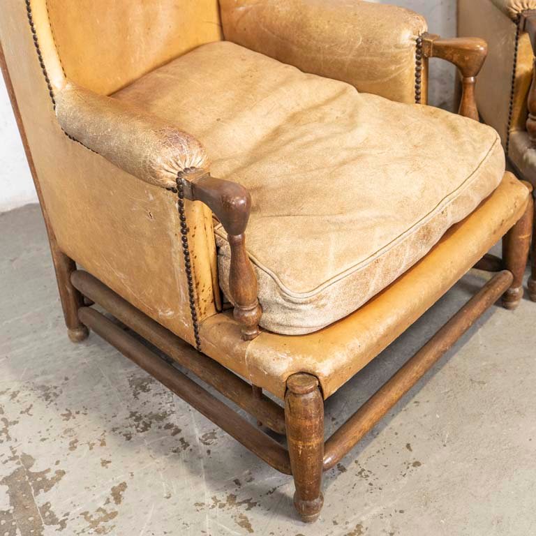 Sillones bajos de cuero con detalles en madera - imagen 2