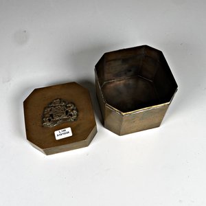 Caja de té octogonal en bronce con tapa decorada con escudo - imagen 4