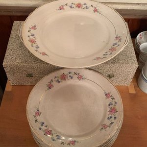 Lote anterior: 1 juego loza argentina con detalles de uso 13 piezas (11 platos llanos y 2 fuentes)