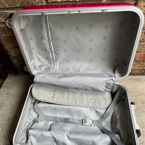 Valija Rígida Fucsia Marca Rrkadi con Cerradura de Combinación - imagen 9