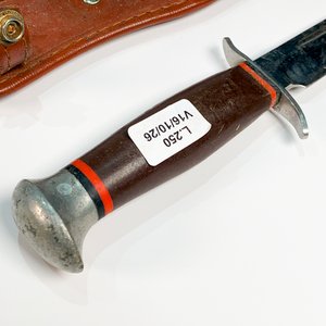 Cuchillo con Vaina de Cuero, Cabo Marrón y Hoja con Ranura - imagen 4