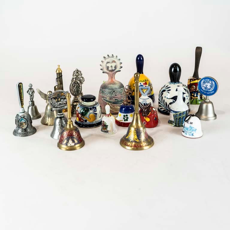 Lote siguiente: Colección de Campanitas de Metal y Cerámica