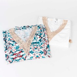 Par de Blusas Talle L: Blanca Lisa y Estampada con Escote V - imagen 1