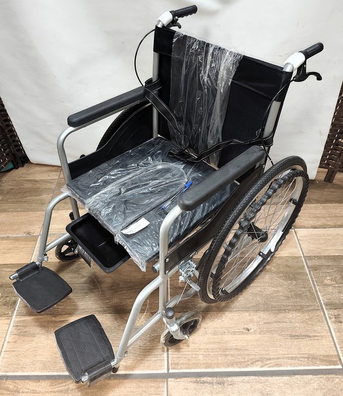 Silla de ruedas plegable con sanitario y frenos - imagen 3