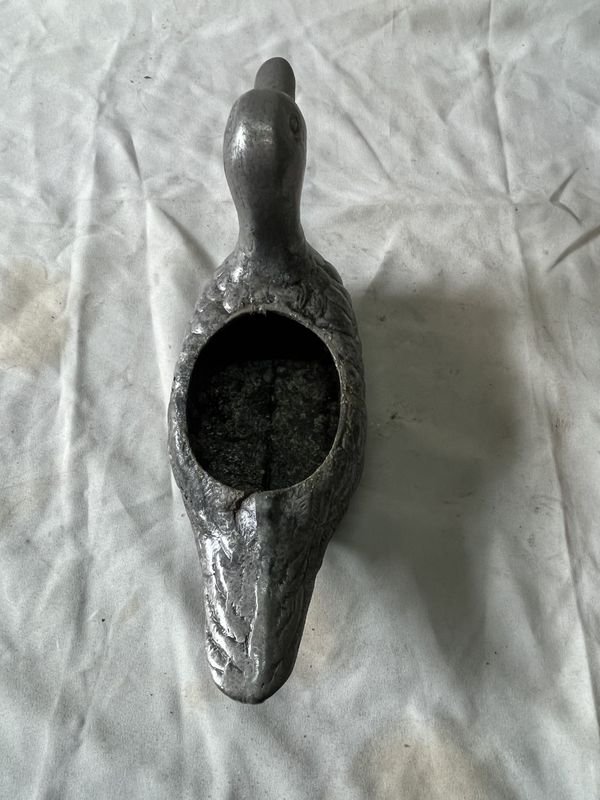 Pato macetero de aluminio o peltre para jardín - imagen 3