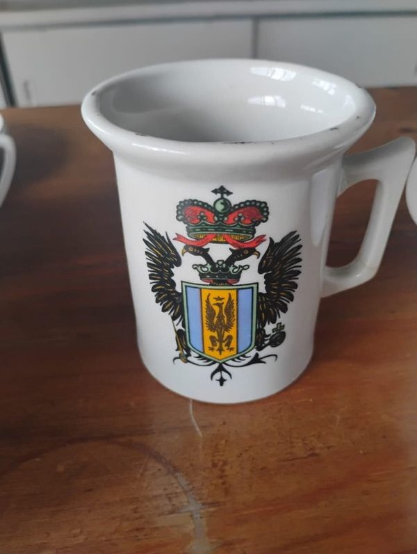 Jarras de cerveza con diseños heráldicos - imagen 1