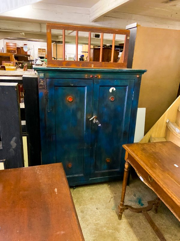 Armario Antiguo Azul con Detalles Metálicos