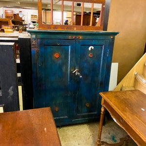 Lote siguiente: Armario Antiguo Azul con Detalles Metálicos