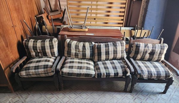 Juego de Living de Madera con Almohadones a Cuadros