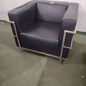 Sillón Estilo Le Corbusier, Tapizado Negro y Estructura Metálica - imagen 2