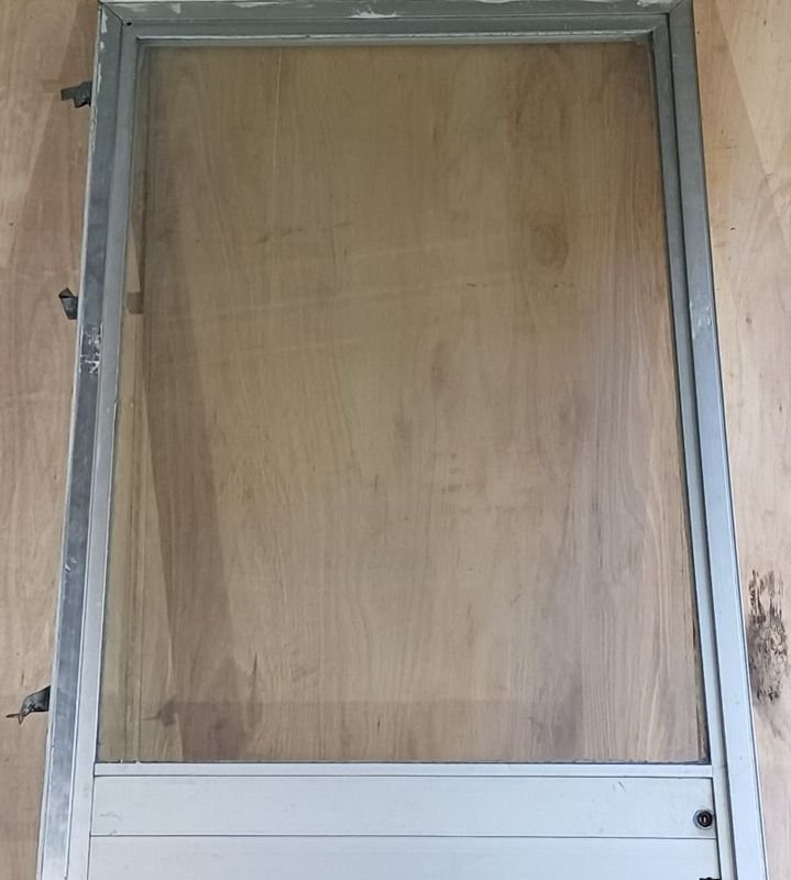Puerta de aluminio con marco y panel de vidrio - imagen 5