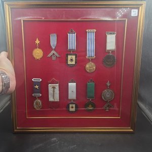 Cuadro con 10 Medallas Masónicas Diversas - imagen 2