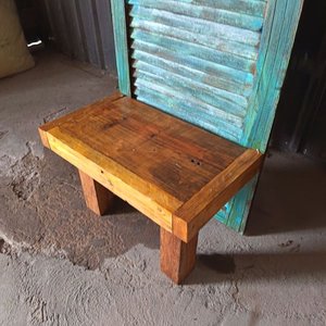Perchero Despojador Artesanal con Banco Integrado - imagen 2