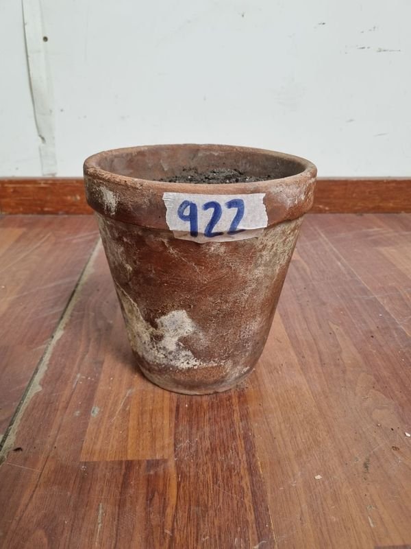 Lote siguiente: Maceta de barro antigua con defectos