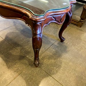 Mesa de centro antigua de madera con tapa de vidrio - imagen 2