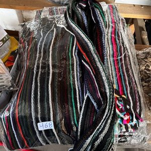 Lote siguiente: Lote de Bufandas Rayadas con Flecos
